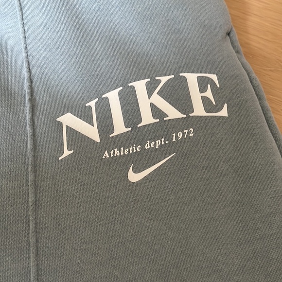 NIKE Retro Sweatpants - Picture 2 of 5